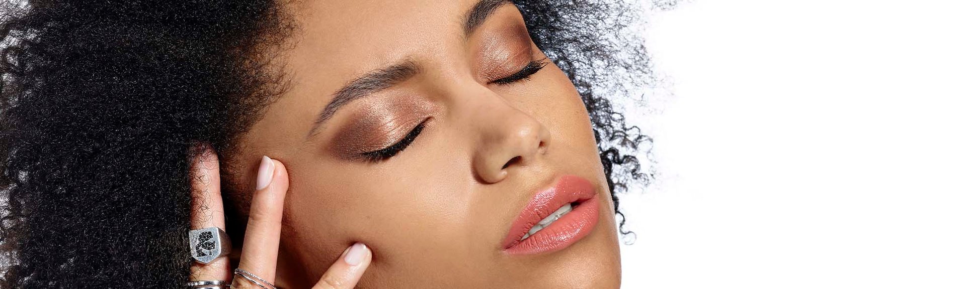 Maquillaje sombras de ojos doradas de L'Oréal Paris