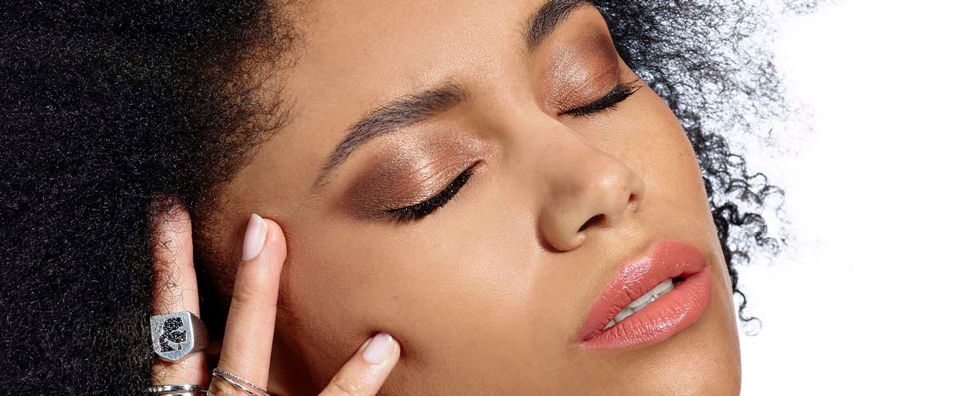 Maquillaje sombras de ojos doradas de L'Oréal Paris