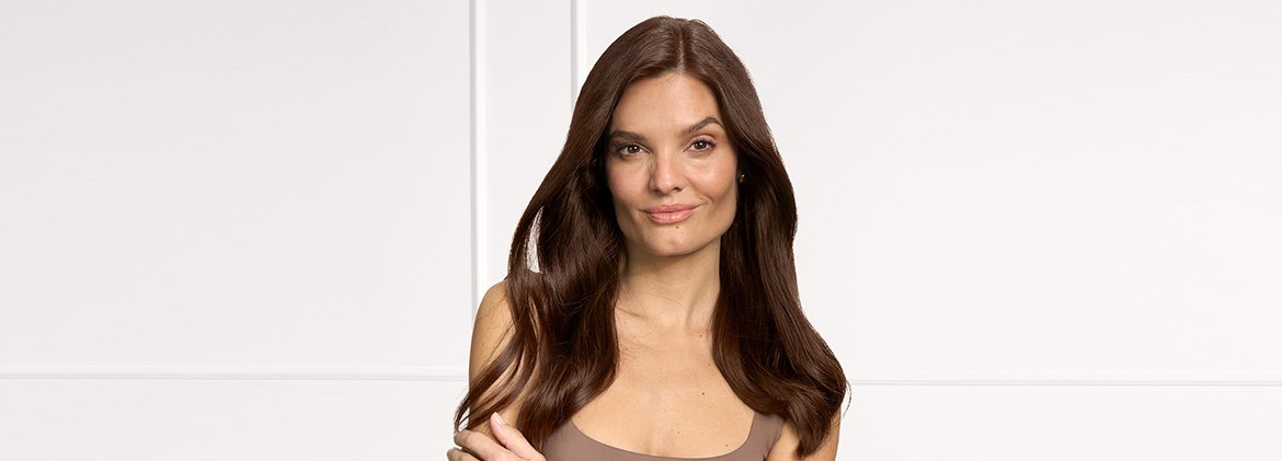Mujer con tonos cobrizos en el cabello