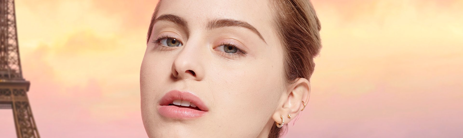 Modelo L'Oréal Paris fondo parisino