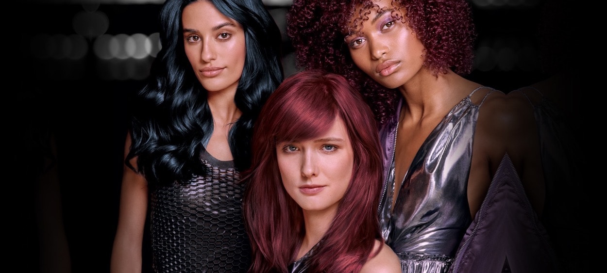 Modelos luciendo tintes de la colección.