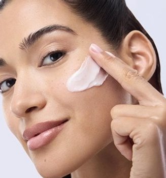 20241025 Digital Revitalift Filler Ha Cream Still1 Woman Dmi Image Na No Ctamovil