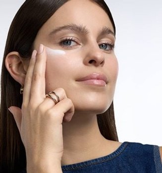 20252803 Oap Revitalift Filler Glass Skin Application 1 Na Dmi Na Na Digital Dmi