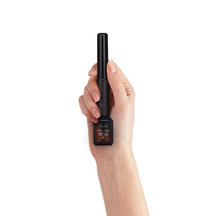 Infallible liquid matte delineador de ojos product in hand cafe