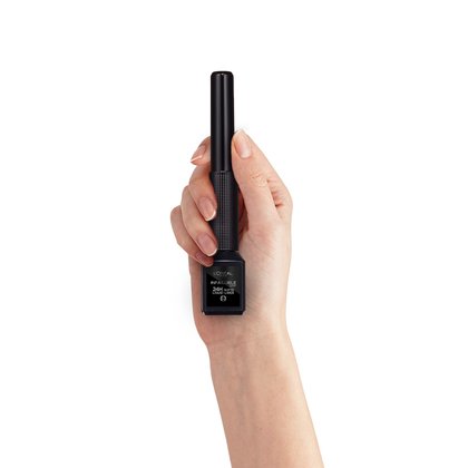 Infallible liquid matte delineador de ojos product in hand negro